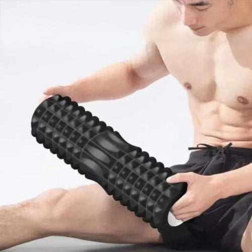 homme tenant foam roller