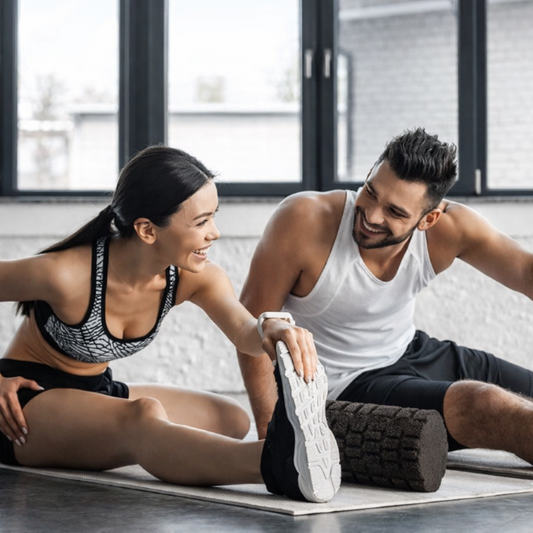 couple au fitness avec foam roller