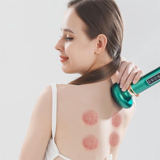 femma massant dos avec appareil massage