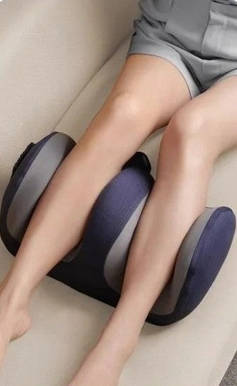 femme assise dans canape massant mollets avec appareil massage pied