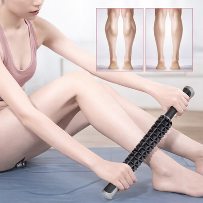 femme assise massant jambe avec rouleau de massage noir