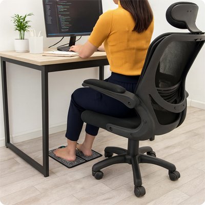femme au bureau domicile avec pieds sur appareil pour massage des pieds