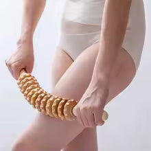 femme debout massant cuisse avec foam roller
