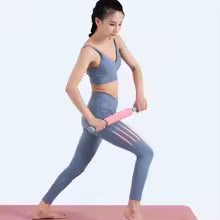 femme debout massant cuisse avec rouleau de massage rose