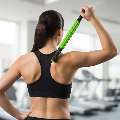 femme debout massant dos avec rouleaux de massage