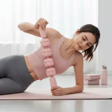 femme manipulant foam roller sur tapis