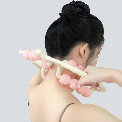 femme massant cou avec rouleaux de massage