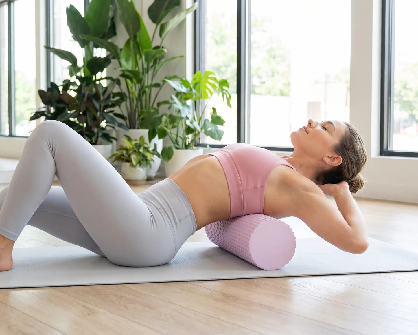 femme massant dos sur foam roller