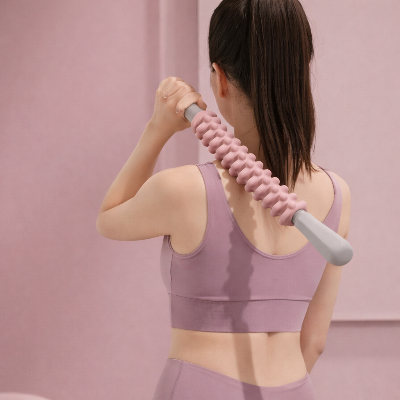 femme massant epaule avec foam roller