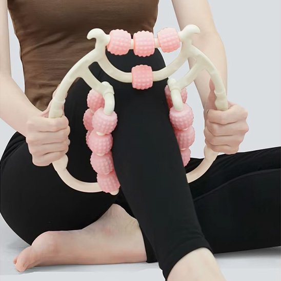 femme massant jambe avec rouleaux de massage