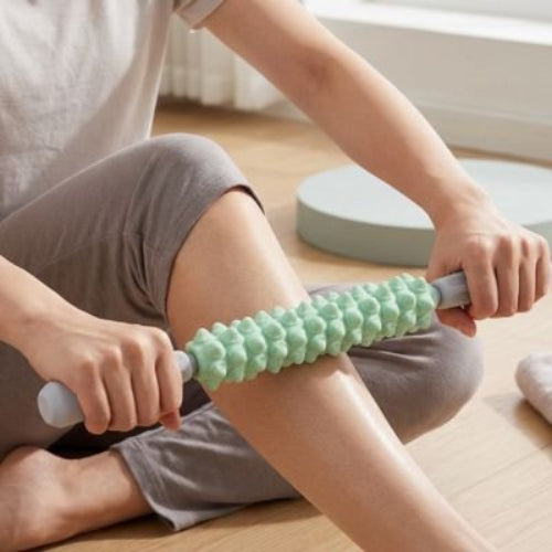 femme massant tibia avec rouleau massage
