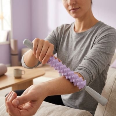 femme utlisant sur bras foam roller