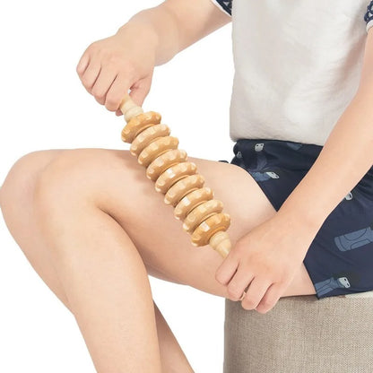 homme assis massant cuisse avec foam roller