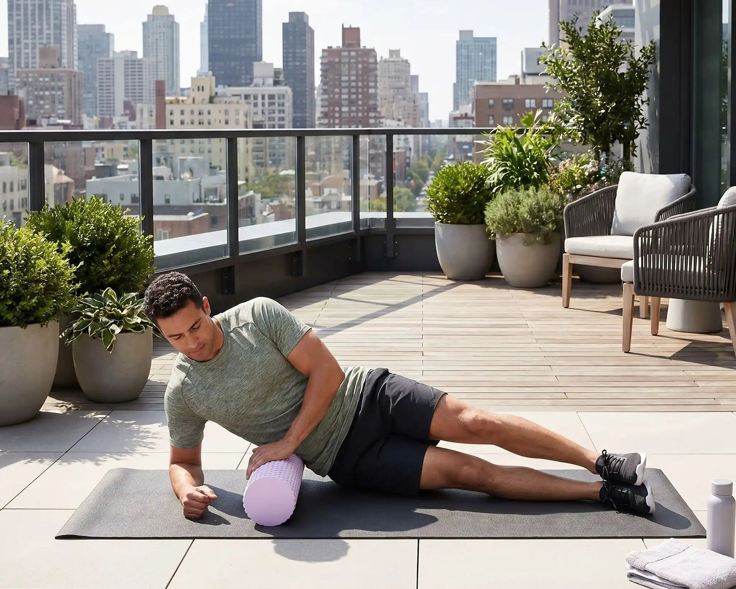 homme massant flanc sur foam roller