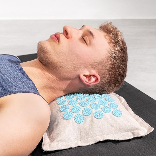 homme reponsant tete sur tapis dacupression