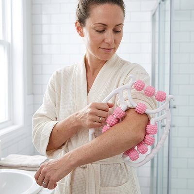 massage facile debout bras avec rouleaux de massage rose