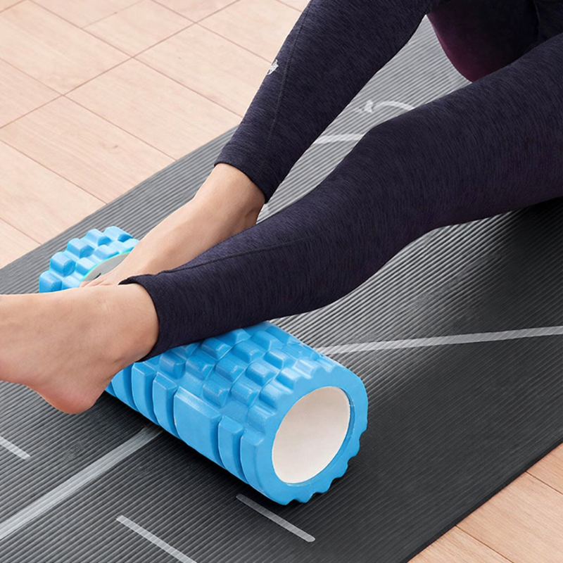 massage jambe avec rouleau de massage bleu